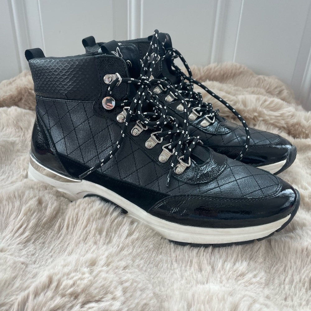Caprice Women’s Zip Up Sneaker Size 40 Black Rubber Leather Neutral Outdoor Warm
